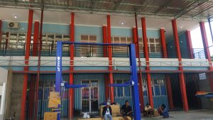 Gedung bengkel otomotif SMKN 4 berstandar Astra dengan bangunan 2 lantai, lantai 2 untuk sparepart dan Dojo
